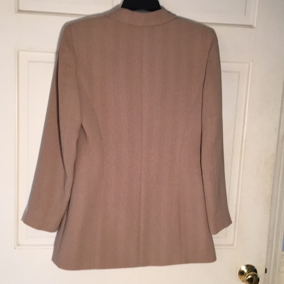 Garfield and Marks Size 4 Beige 2 Buttoned Blazer - Picture 2 of 5